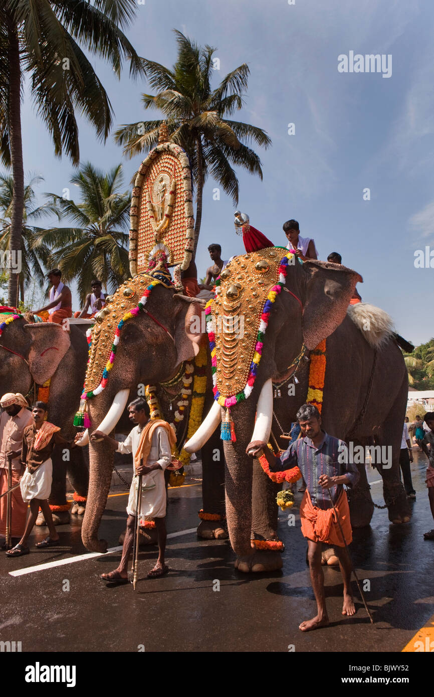 L'Inde, le Kerala, Thrissur, procession de trois éléphants temple caparisoned sur route pour KoorkancherryThaipooya festival Mahotsavam Banque D'Images