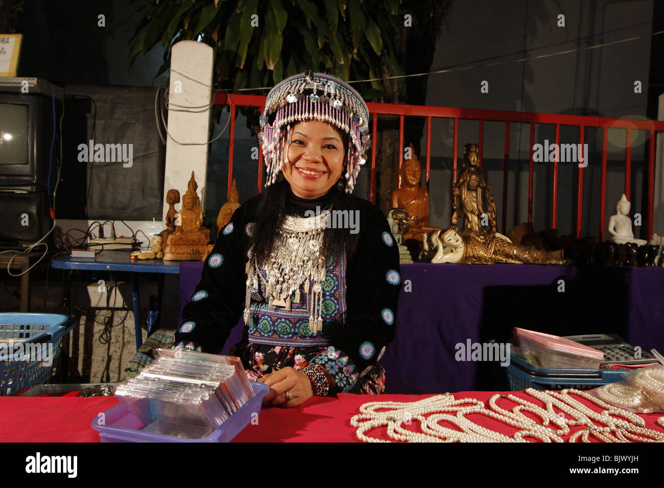 Une femme Hmong derrière son étal au marché de nuit à Mae Hong Son, Thaïlande du Nord Banque D'Images