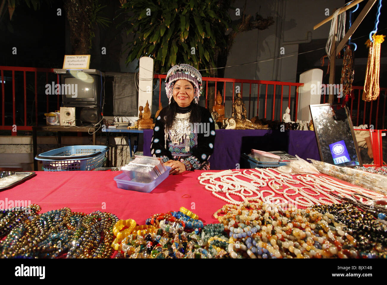 Une femme Hmong derrière son étal au marché de nuit à Mae Hong Son, Thaïlande du Nord Banque D'Images