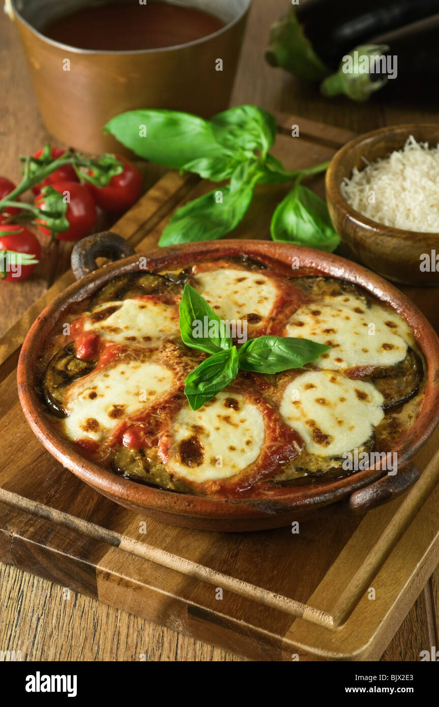 Melanzane alla Parmigiana plat d'aubergines italiennes Banque D'Images