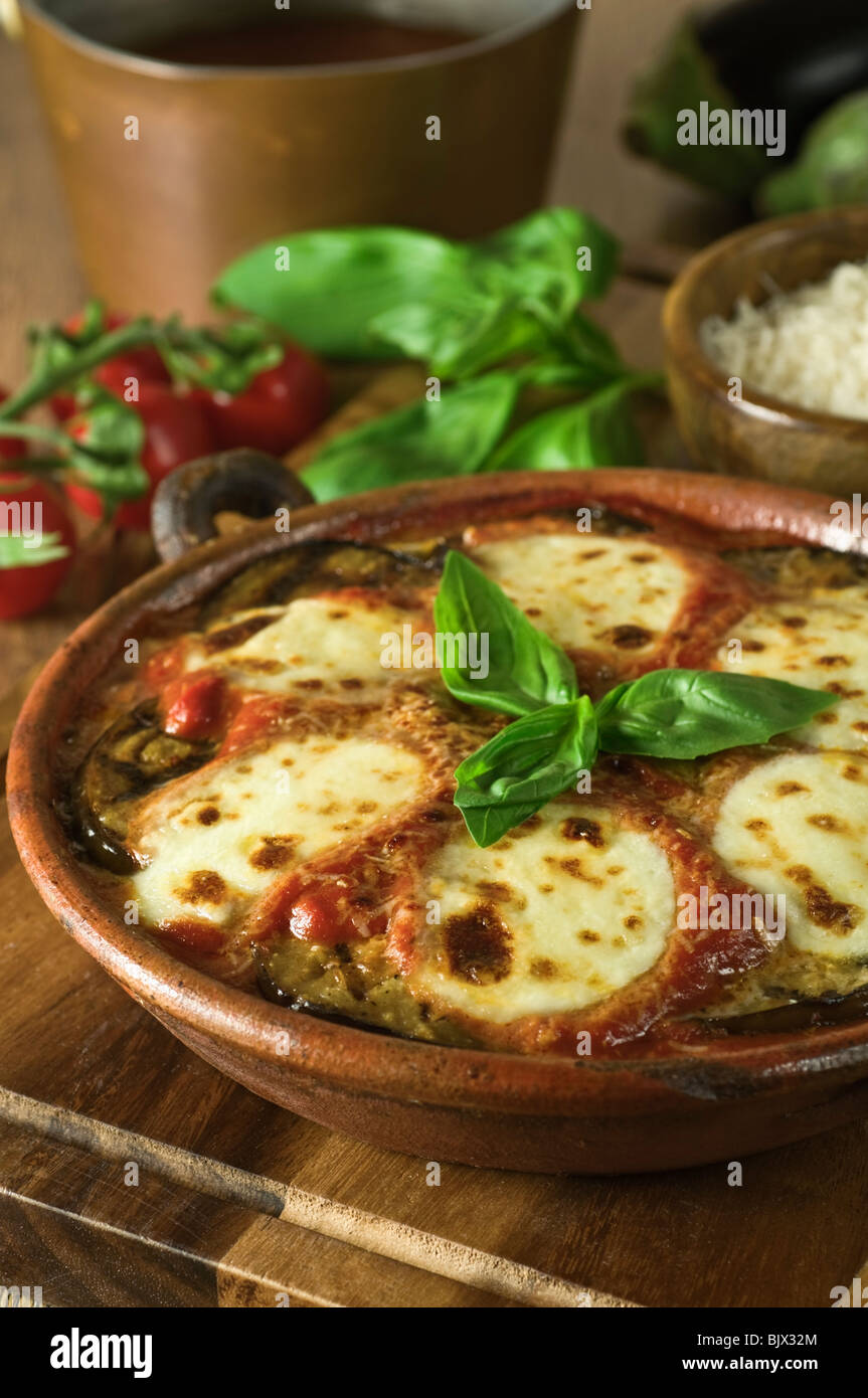 Melanzane alla Parmigiana plat d'aubergines italiennes Banque D'Images