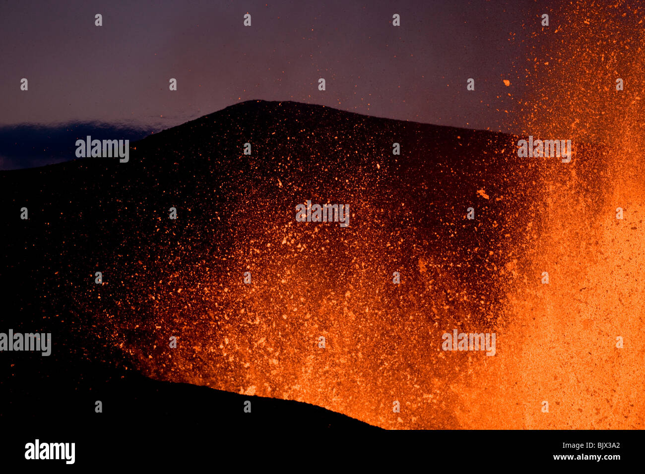 De l'éruption du volcan en Islande, Fimmvorduhals. entre le glacier Eyjafjallajokull et Myrdalsjokull, Banque D'Images