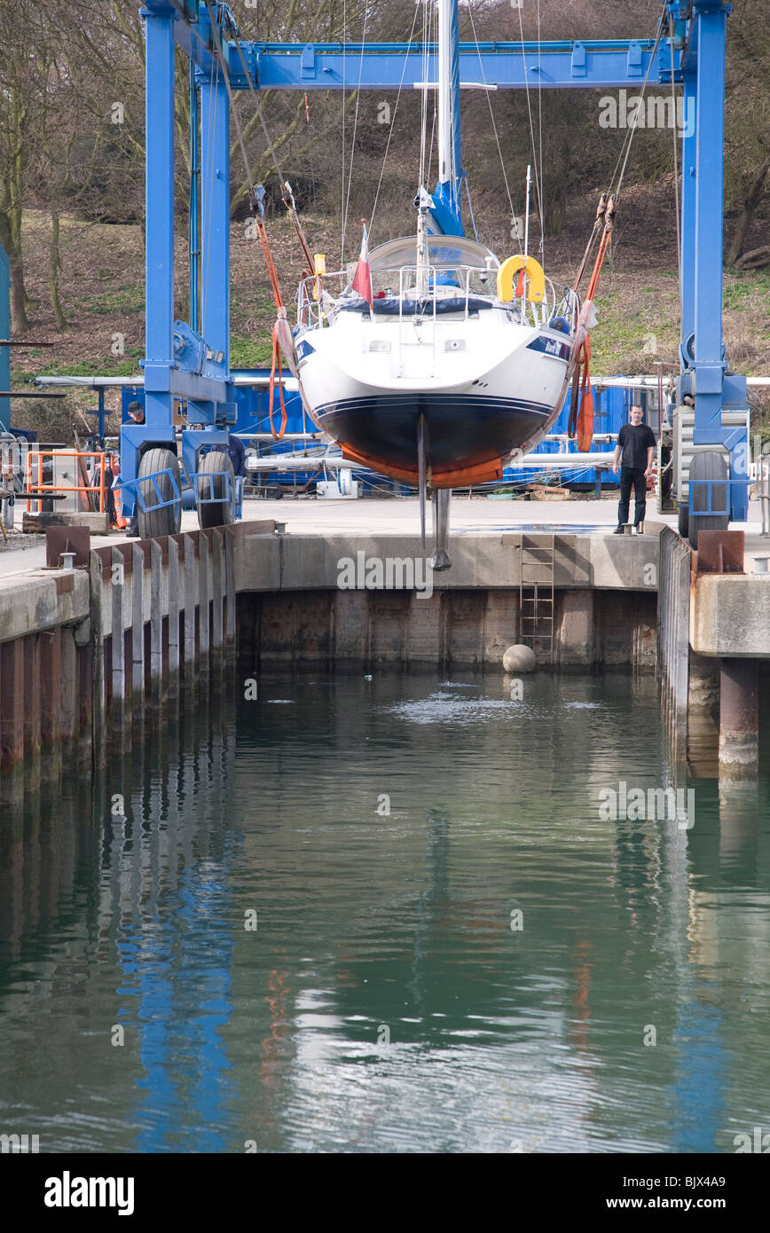 Palan bateau yacht de levage hors de l'eau, Shotley marina, Suffolk Banque D'Images