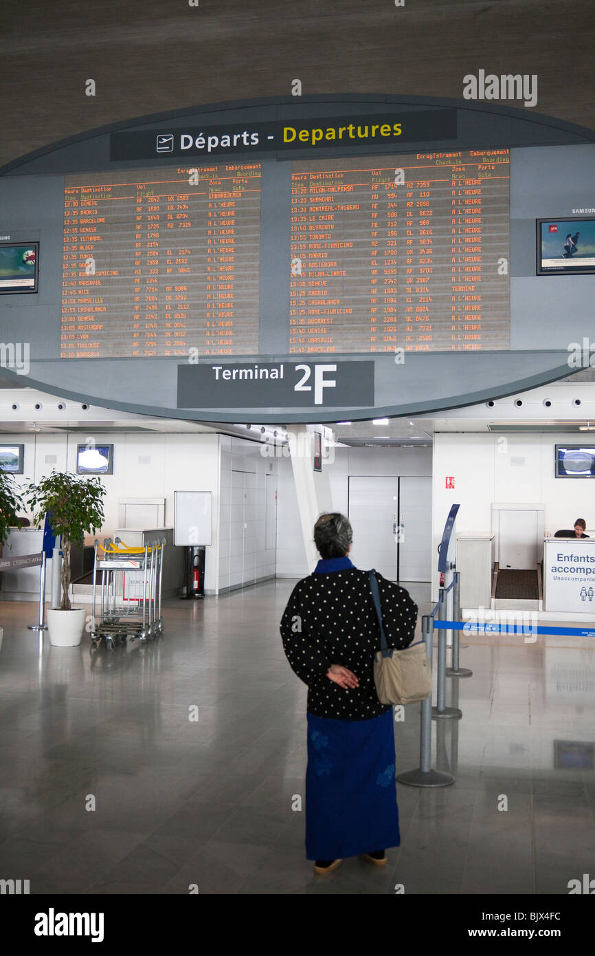 Les passagers à bord, a annoncé son départ au Terminal 2, aéroport de Roissy Charles de Gaulle, France Banque D'Images