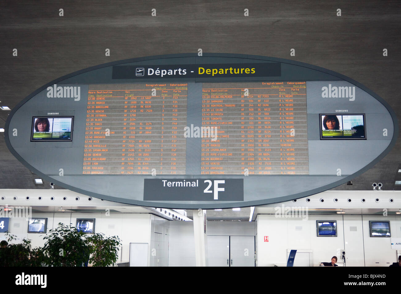 Les passagers à bord, a annoncé son départ au Terminal 2, aéroport de Roissy Charles de Gaulle, France Banque D'Images