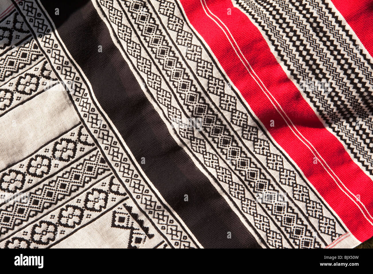 L'Inde, le Tamil Nadu, Nilgiri, Udhagamandalam (Ooty), traditionnellement fait main, tissu à motifs tribaux Toda brodé Banque D'Images