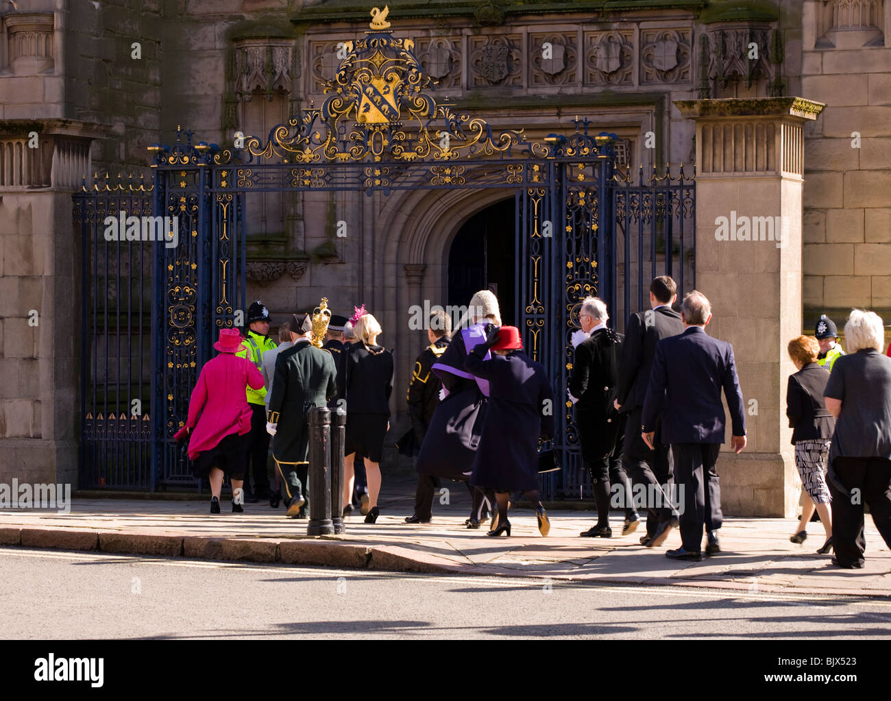 Le maire et d'autres dignitaires entrer dans la cathédrale de Derby pour le début de la cérémonie de Pâques Jeudi Saint où la reine est assister à Banque D'Images