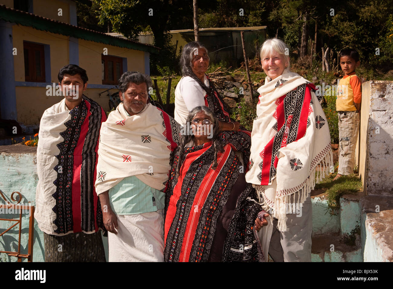 L'Inde, le Tamil Nadu, Nilgiri, Udhagamandalam (Ooty), Toda tribal family avec western tourist dans la main vêtements brodés Banque D'Images