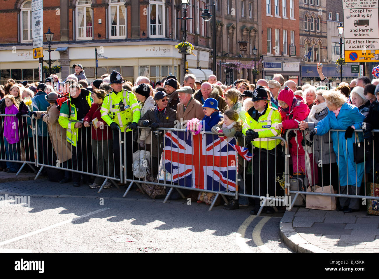 Participation à la police pour contrôler la foule dans le centre-ville de Derby lorsque la Reine arrive à la cathédrale pour cérémonie Jeudi Saint. Banque D'Images