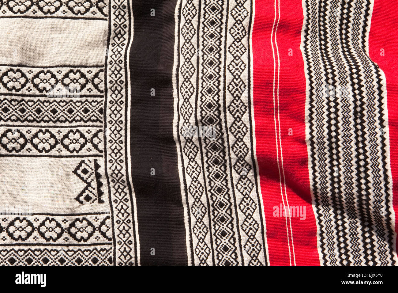 L'Inde, le Tamil Nadu, Nilgiri, Udhagamandalam (Ooty), traditionnellement fait main, tissu à motifs tribaux Toda brodé Banque D'Images