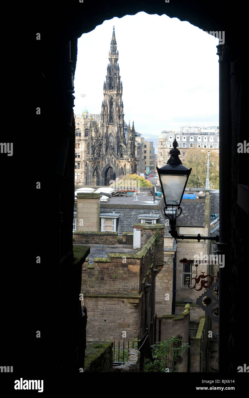 Vue depuis le Royal Mile jusqu'à la Walter Scott Memorial, Édimbourg, Écosse Banque D'Images