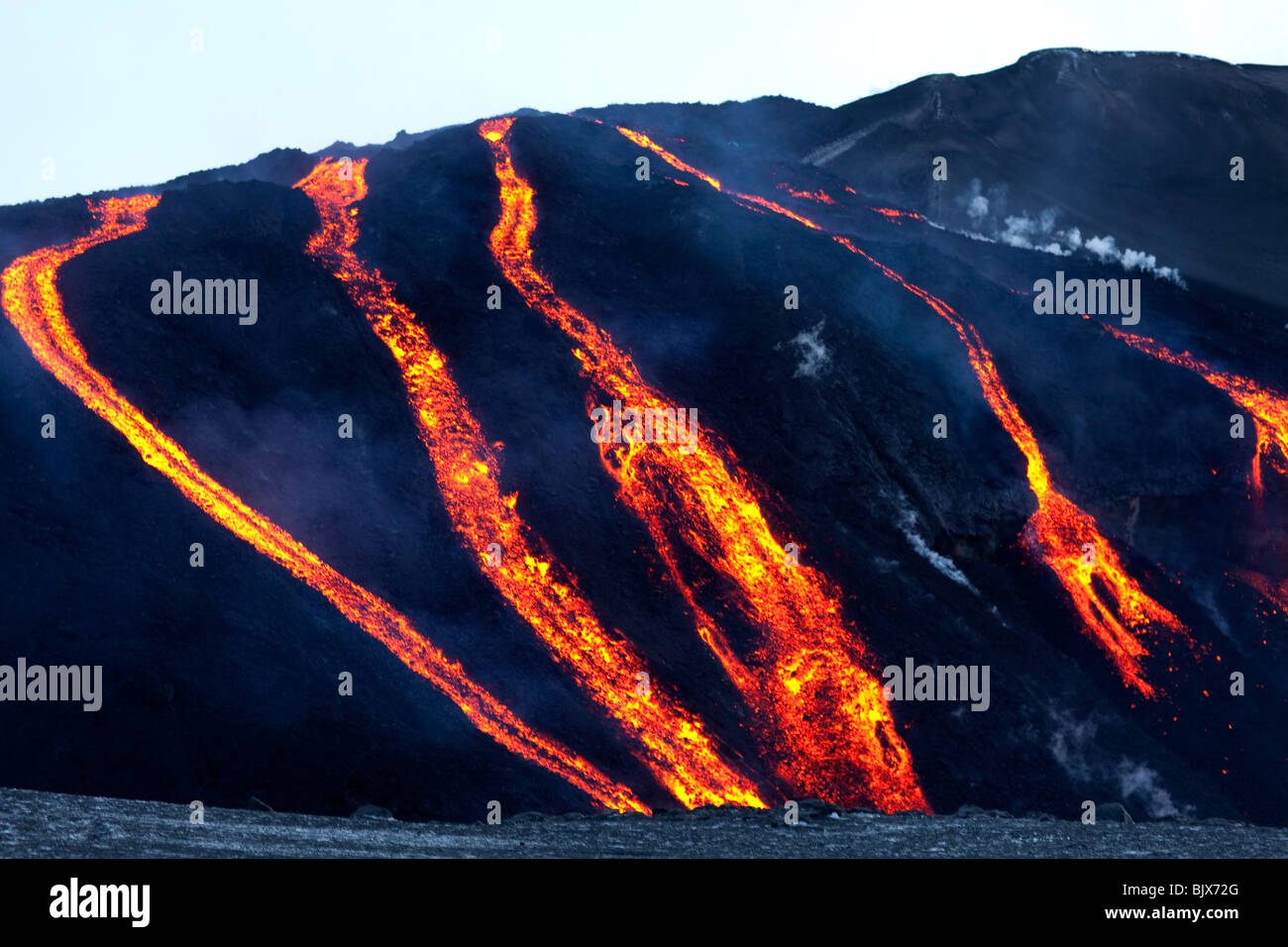 Éruption volcanique en Islande Fimmvorduhals - Flottant dans les cours d'eau de lave Banque D'Images