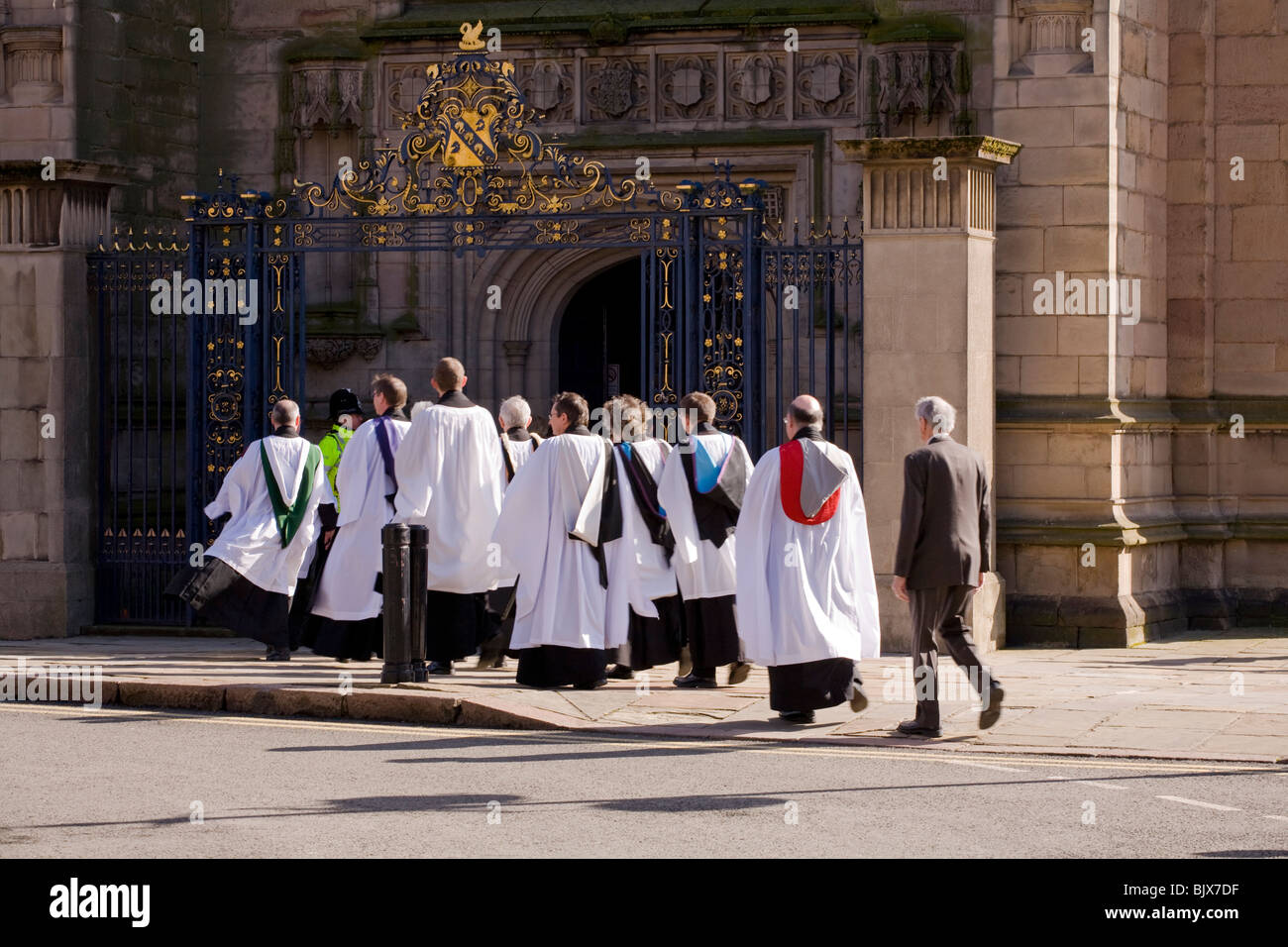 Les membres du clergé de la cathédrale de Derby entrez le début de la cérémonie de Pâques Jeudi Saint où la Reine sont les participants. Banque D'Images