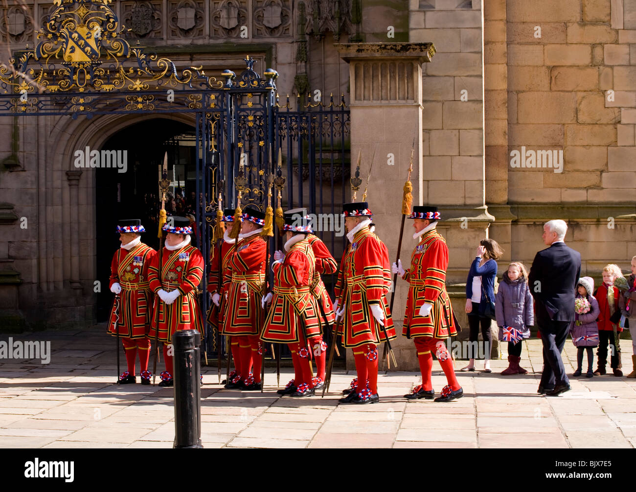 La ligne jusqu'à l'extérieur de Beefeaters cathédrale de Derby prêt à recevoir la Reine à son arrivée pour la cérémonie de Pâques Jeudi Saint. Banque D'Images