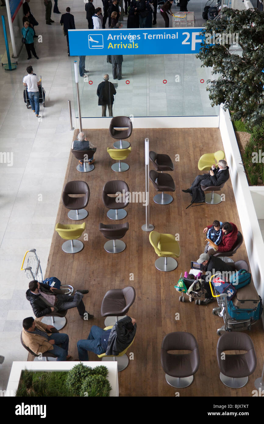 Les passagers en attente, Terminal 2, aéroport de Roissy Charles de Gaulle, France Banque D'Images
