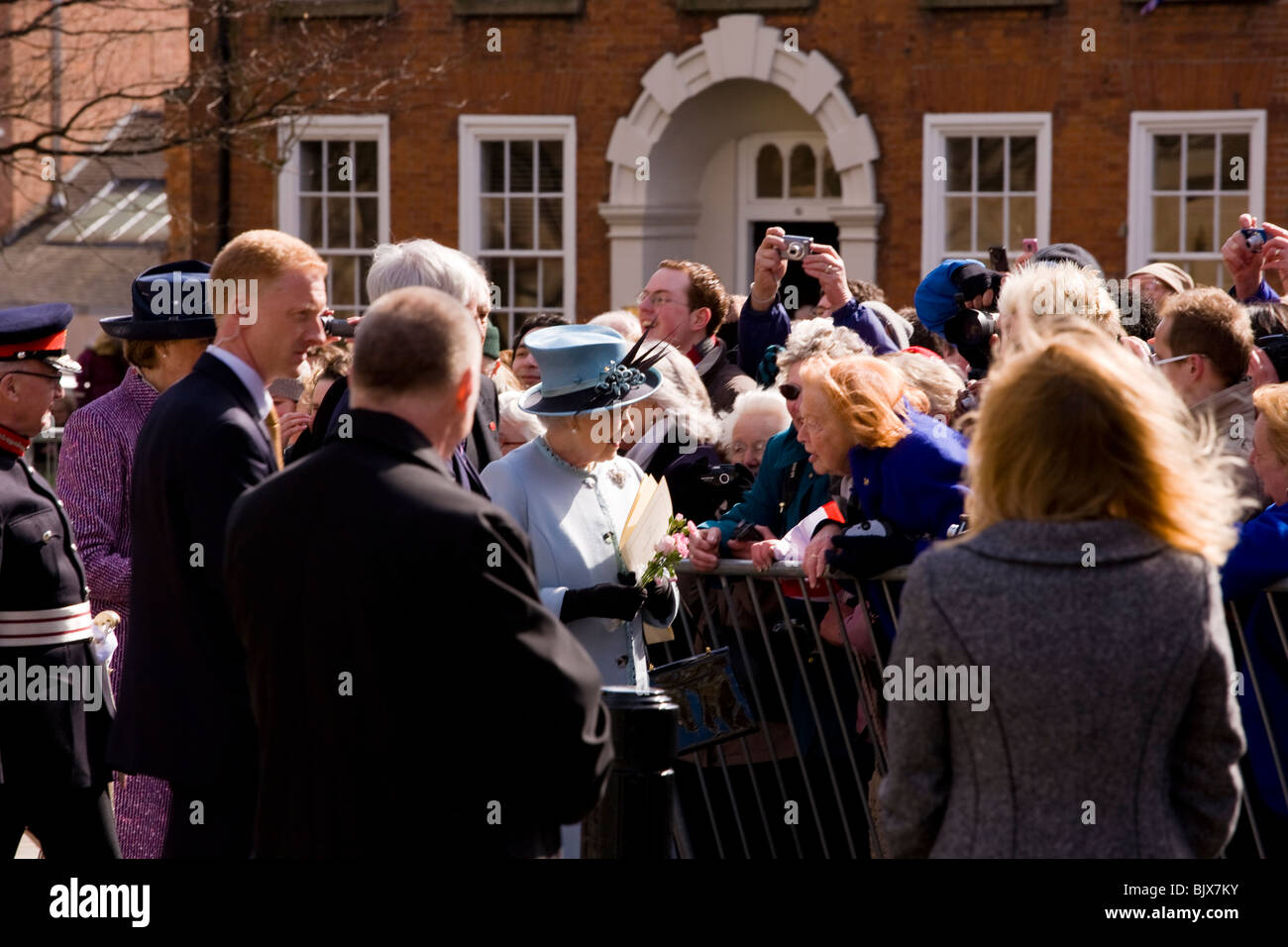 Sa Majesté la Reine salue la foule des sympathisants à Derby pour la cérémonie de donner de l'argent Saint à Pâques. Banque D'Images