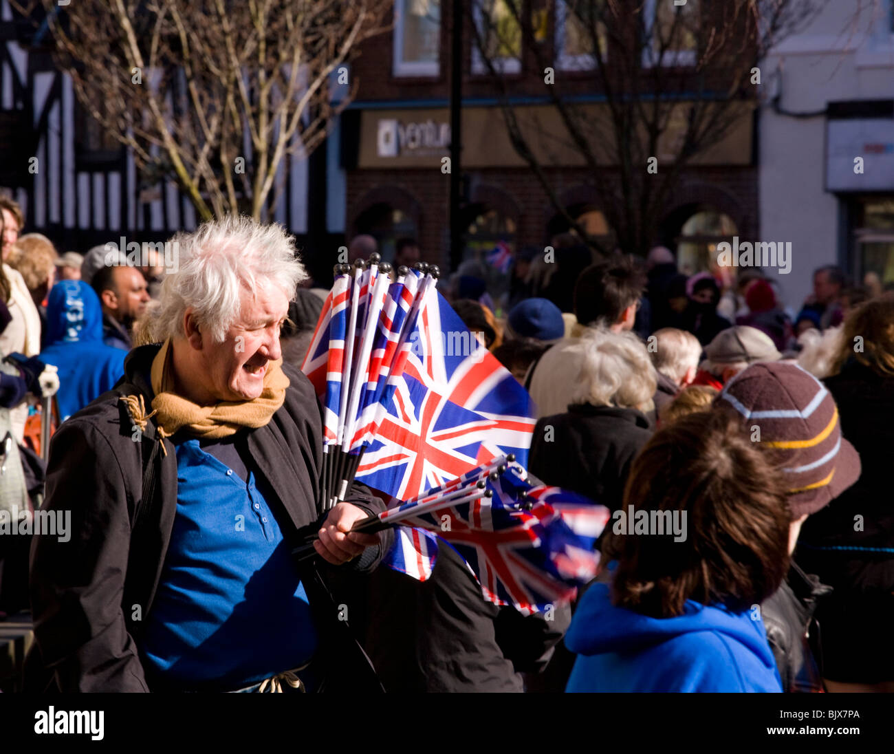 Un homme vend des drapeaux Union Jack à l'extérieur de la cathédrale de Derby au cours d'une visite d'état de la Reine pour le Jeudi Saint à Pâques Banque D'Images