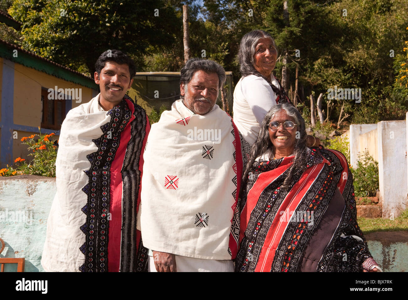 L'Inde, le Tamil Nadu, Udhagamandalam (Ooty), traditionallydressed Toda tribal family en vêtements brodés main Banque D'Images