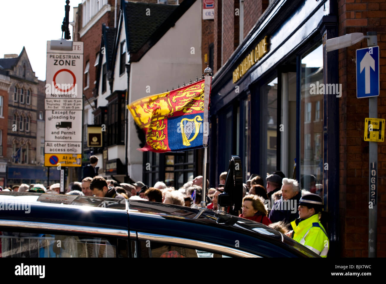 Sa Majesté la Reine Bentley State Limousine depuis les disques durs et de la foule de la cathédrale de Derby après la cérémonie du Jeudi Saint. Banque D'Images