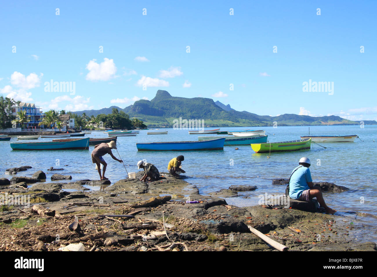 La région côtière, Mahebourg, au sud-est de l'Ile Maurice, petit bateau nommé pirogue utilisé par les pêcheurs pour y vivre. Bien visité Banque D'Images