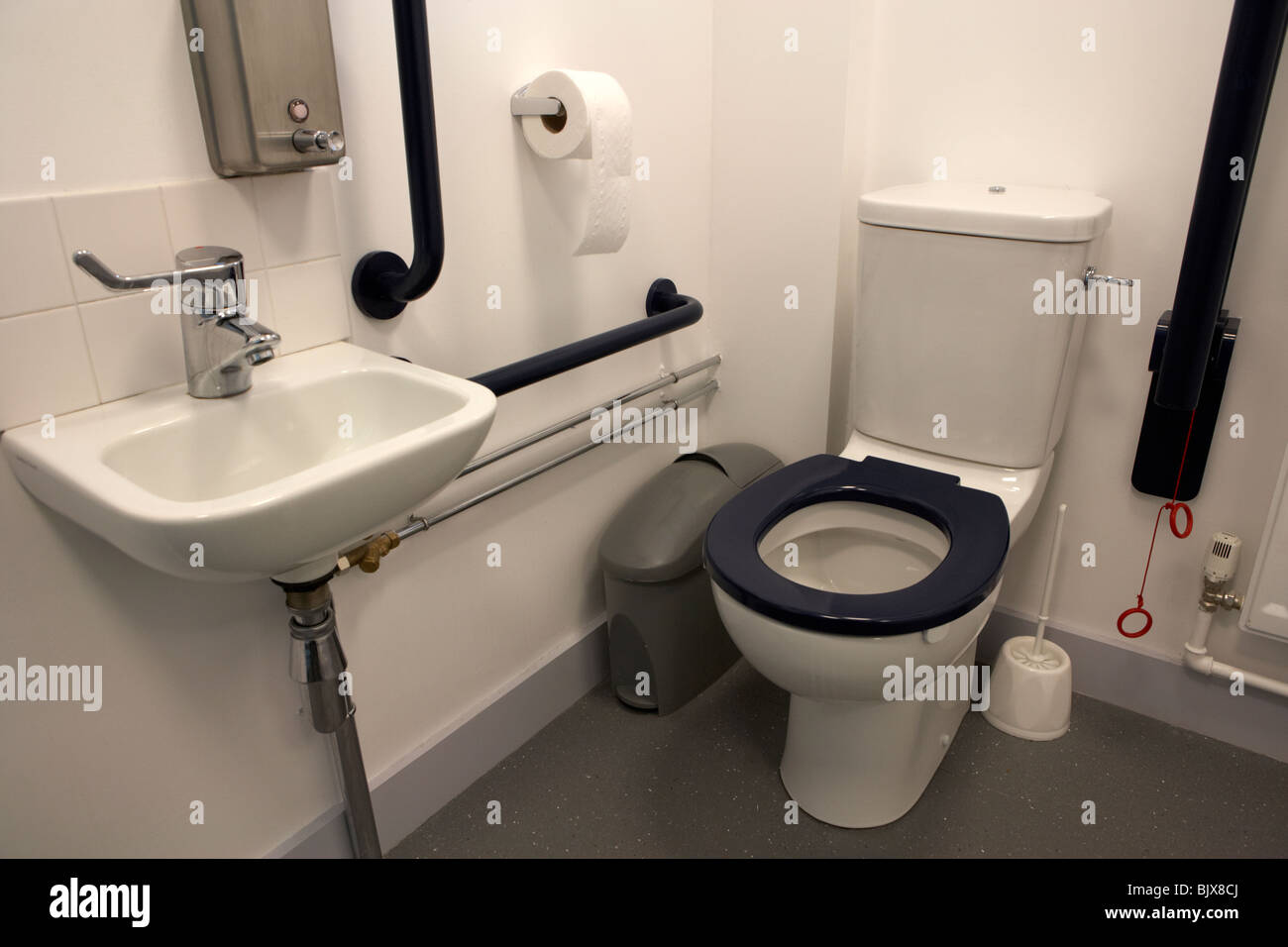 Toilettes pour handicapés moderne au Royaume-Uni Banque D'Images