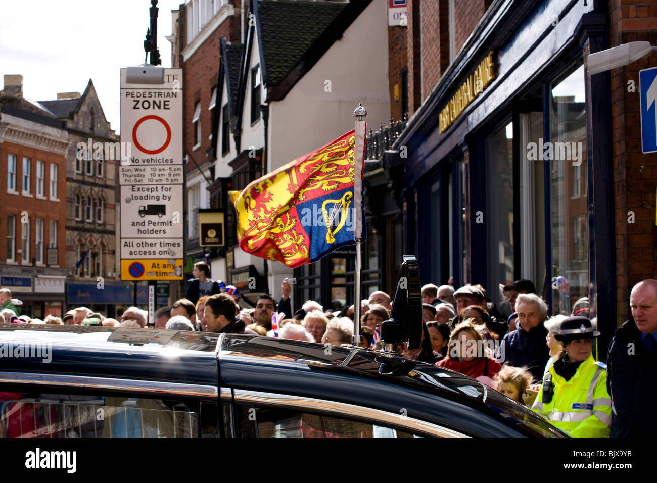 Sa Majesté la Reine Bentley State Limousine depuis les disques durs et de la foule de la cathédrale de Derby après la cérémonie du Jeudi Saint. Banque D'Images