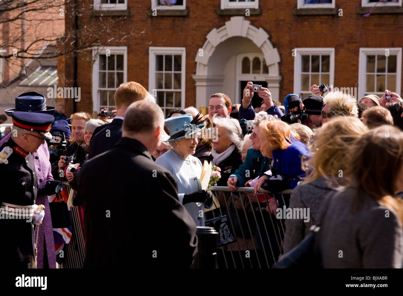 Sa Majesté la Reine salue la foule des sympathisants à Derby pour la cérémonie de donner de l'argent Saint à Pâques. Banque D'Images