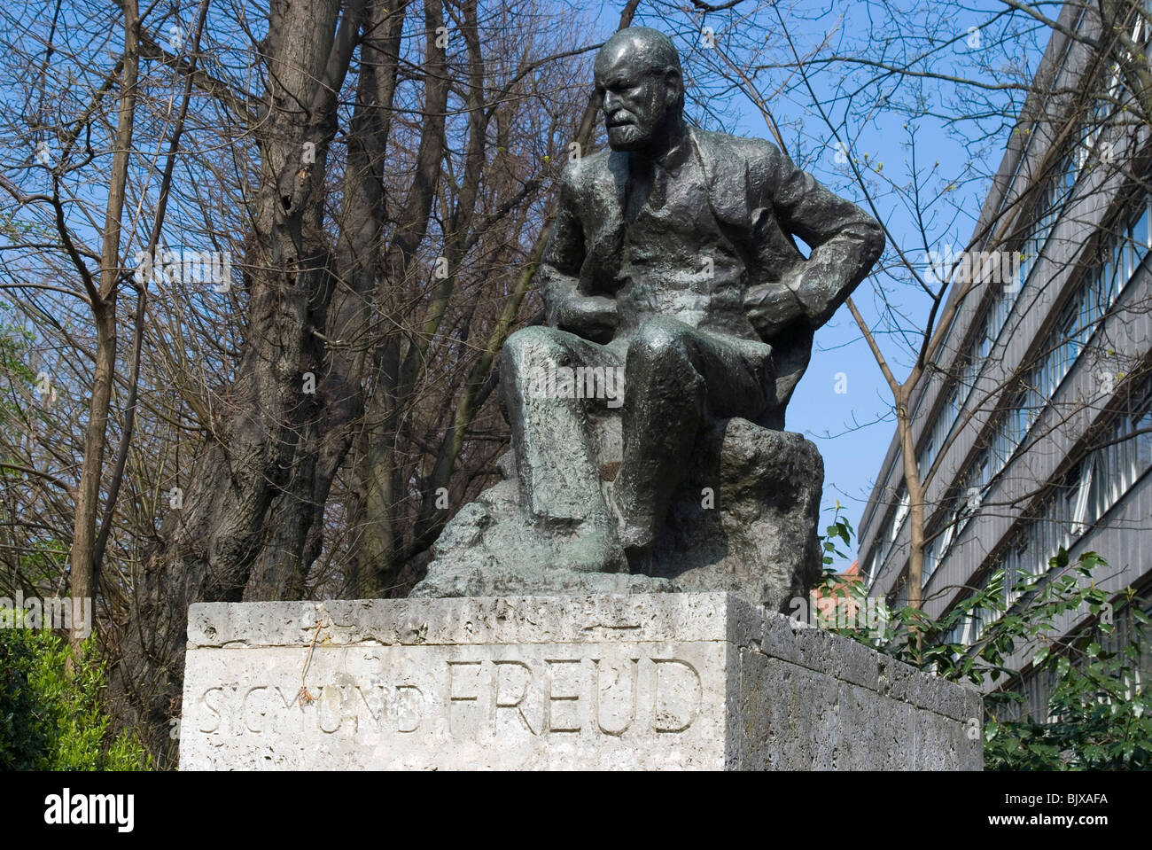 Statue de Freud en face de l'Institut Tavistock, Belsize Park, Londres, Angleterre. Banque D'Images