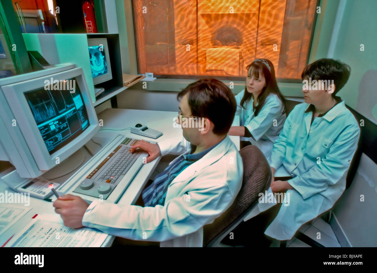 Marseille, France - Hôpital intérieur, salle de contrôle des images magnétiques, avec laboratoire. Personnel, École de médecine , Docteur regardant l'écran d'ordinateur, médecins français, personnel hospitalier français, France soins de santé Banque D'Images