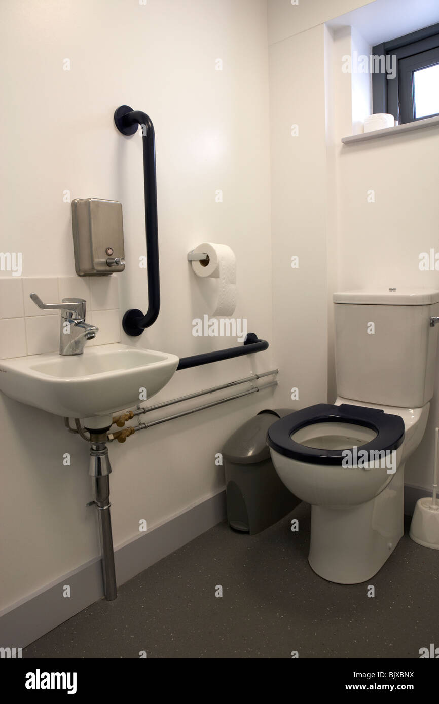 Toilettes pour handicapés moderne au Royaume-Uni Banque D'Images