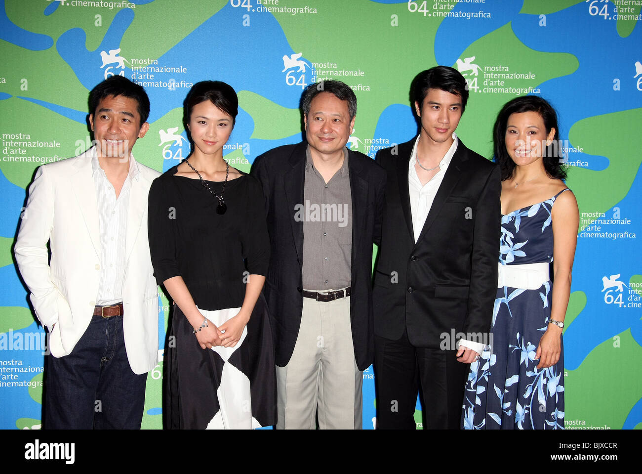 TONY LEUNG TANG WEI ANG LEE WANG LEEHOM & JOAN CHEN LUST CAUTION PHOTOCALL 64ème FESTIVAL DU FILM DE VENISE LIDO Venise ITALIE 3 Banque D'Images