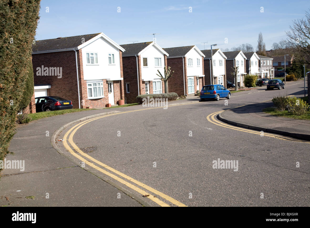 Des logements modernes avec double lignes jaunes, Wells Road, Colchester, Essex Banque D'Images