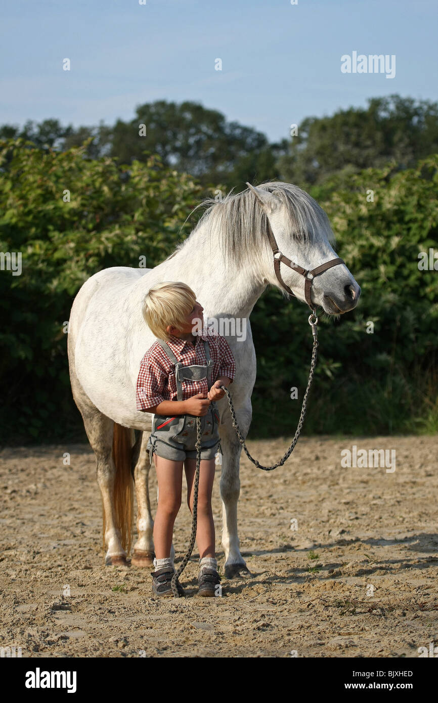 garçon avec poney Banque D'Images