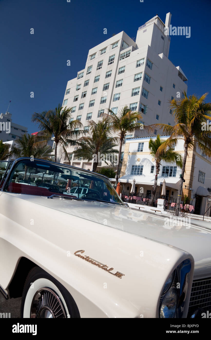 Un classique Lincoln Continental garée en face de l'hôtel sur Ocean Drive, Miami Beach, Florida, USA Banque D'Images