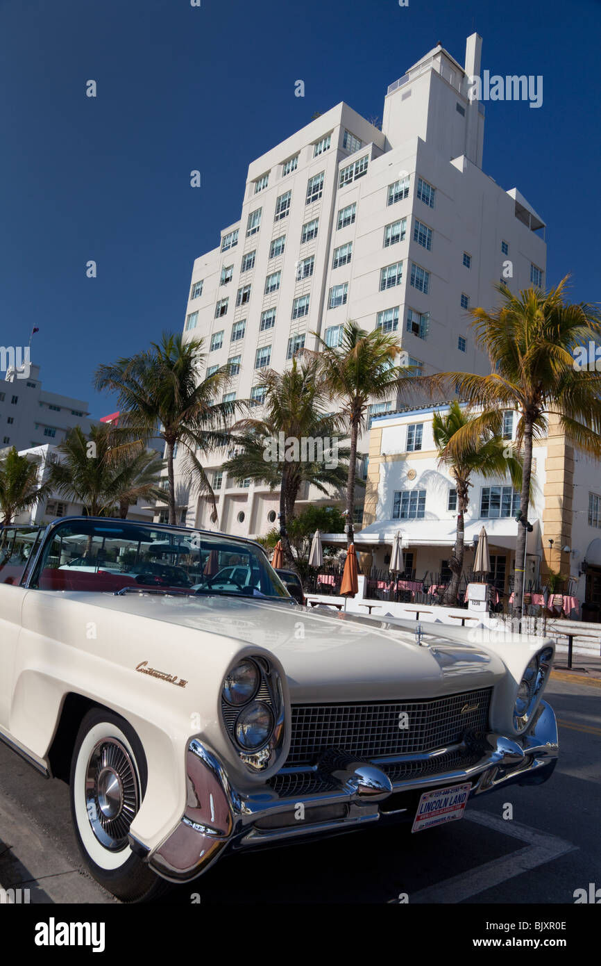 Un classique Lincoln Continental garée en face de l'hôtel sur Ocean Drive, Miami Beach, Florida, USA Banque D'Images