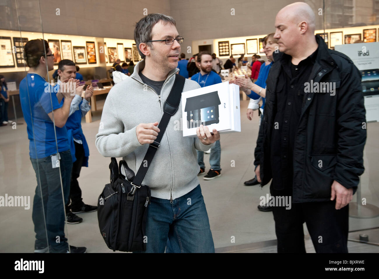 L'homme laisse l'UWS Apple store à New York, USA, avec un tout nouveau 3 avril 2010. Banque D'Images