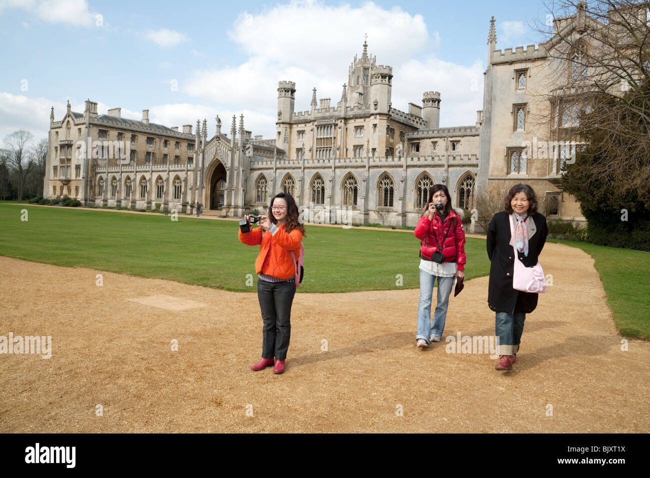 Touristes prenant des photos à l'extérieur de New court, St Johns College, Cambridge University, Cambridge UK Banque D'Images