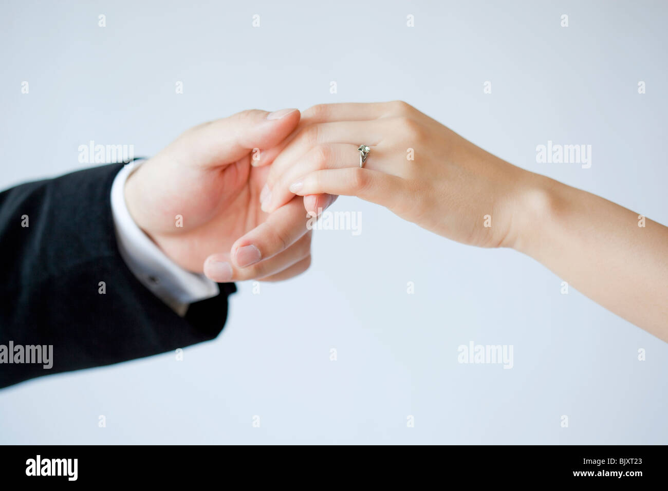 Groom holding bride's hand Banque D'Images