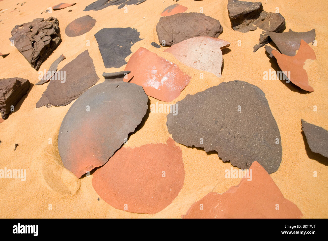 Les pots cassés à Abu Ballas (père de pots) dans la région de désert  Occidental, au sud de Dakhla Oasis, en route vers le plateau du Gilf Kebir  Photo Stock - Alamy