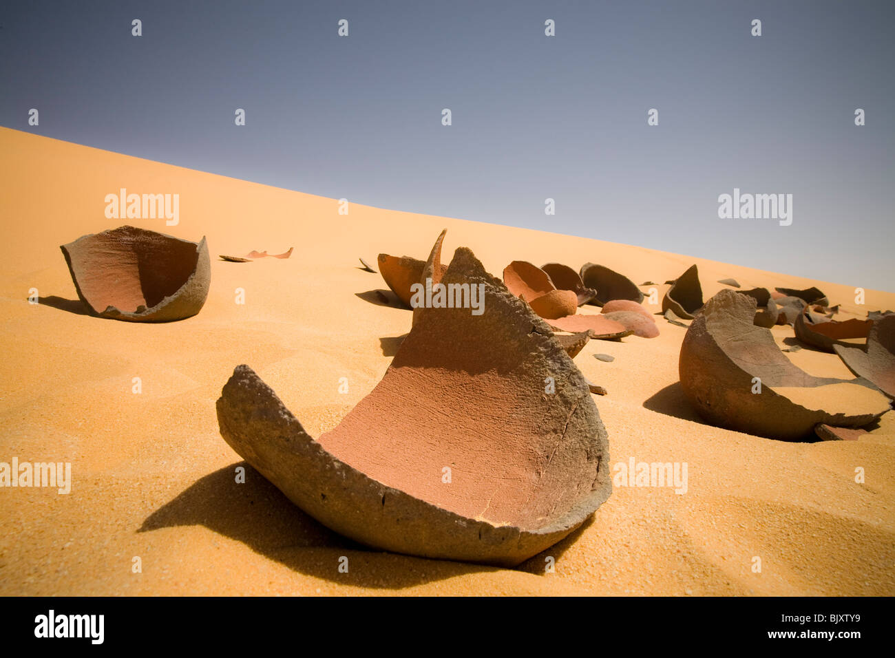 Les pots cassés à Abu Ballas (père de pots) dans la région de désert  Occidental, au sud de Dakhla Oasis, en route vers le plateau du Gilf Kebir  Photo Stock - Alamy