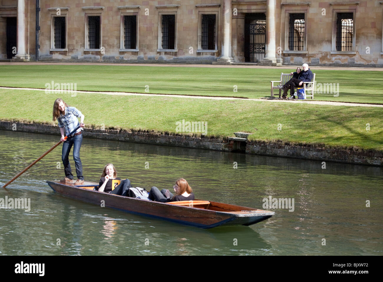 Promenades en barque sur la rivière Cam passé Nevile's Court, Trinity College, à l'arrière-plan, Cambridge, Royaume-Uni Banque D'Images