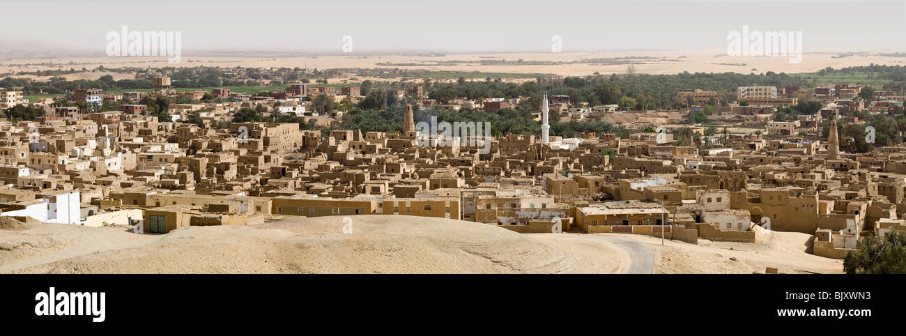 Long Shot panoramique de la vue depuis le désert Lodge à la recherche vers le bas sur El-Qasr à Dakhla Oasis. Désert de l'Ouest, l'Egypte Banque D'Images