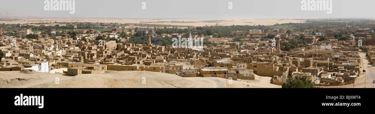 Long Shot panoramique de la vue depuis le désert Lodge à la recherche vers le bas sur El-Qasr à Dakhla Oasis. Désert de l'Ouest, l'Egypte Banque D'Images