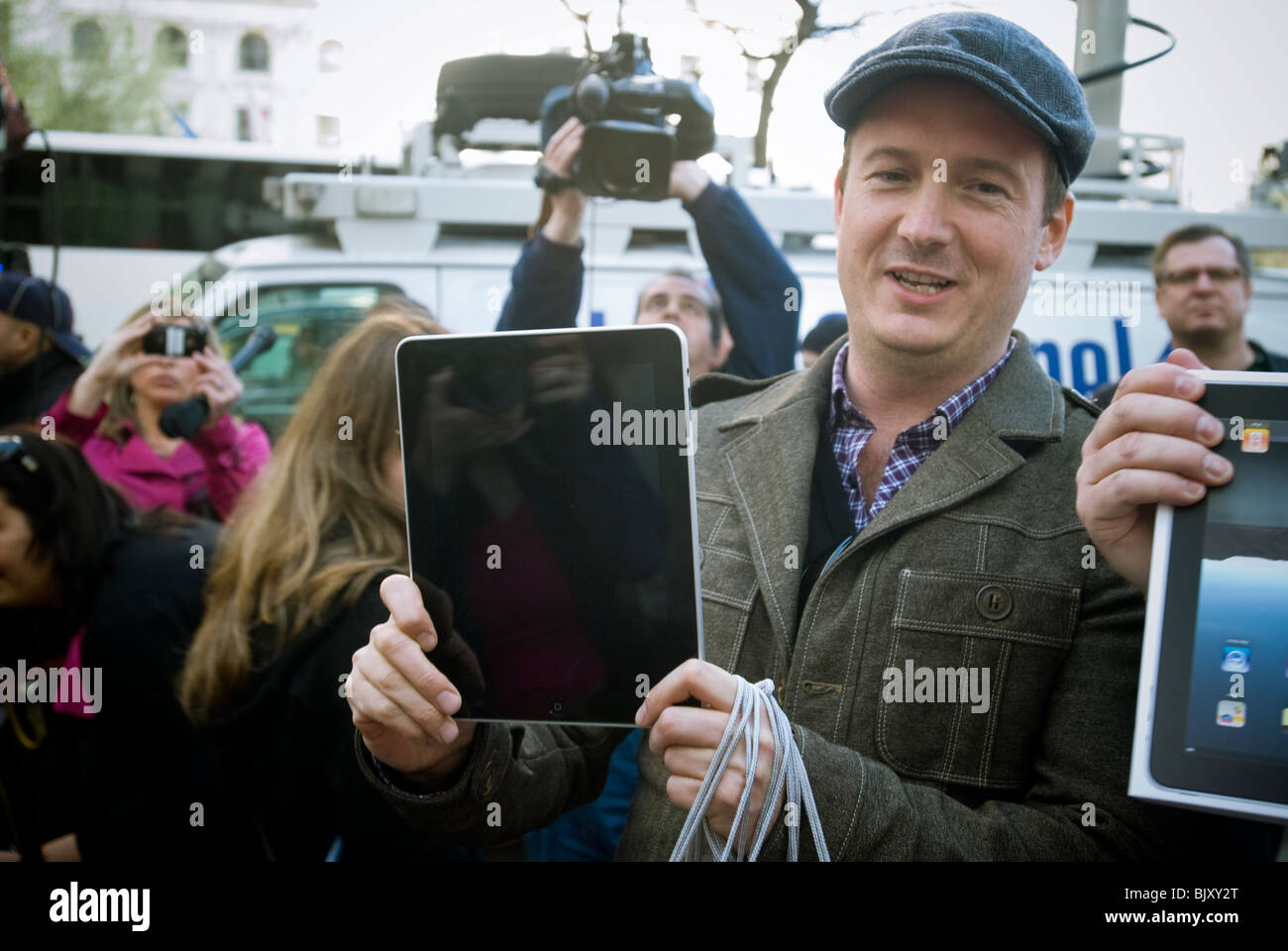 Les consommateurs dans le cadre du lancement de l'iPad d'Apple tant attendu à New York Banque D'Images