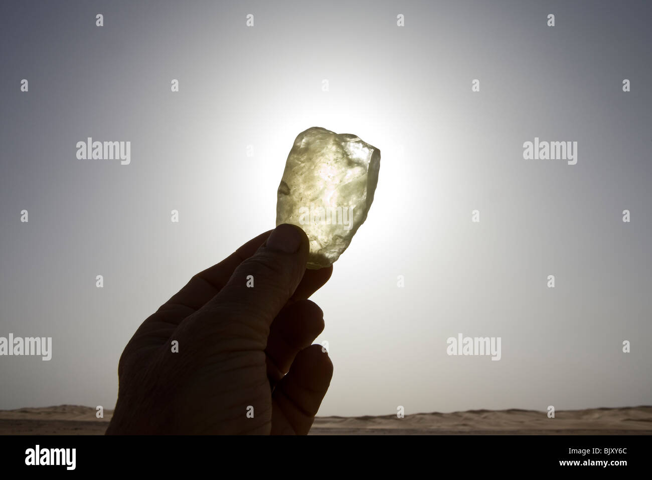 Des fragments de verre de silice a tenu jusqu'à la lumière dans un couloir interdunaires de La Grande Mer de Sable, au nord du plateau du Gilf Kebir, Egypte Banque D'Images