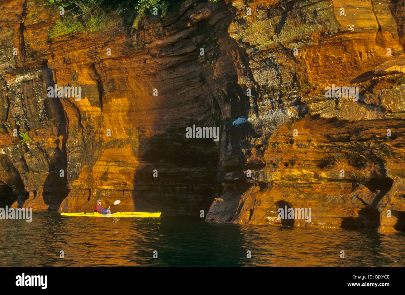 Kayak le long de falaises d'Îles Apostle National Lakeshore, Bayfield, Wisconsin, États-Unis Banque D'Images