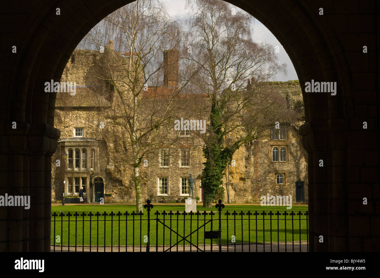 Avant de l'ouest de l'abbaye de Bury St Edmunds et la statue de St Edmund vu à travers une abbaye Gateway Suffolk Banque D'Images