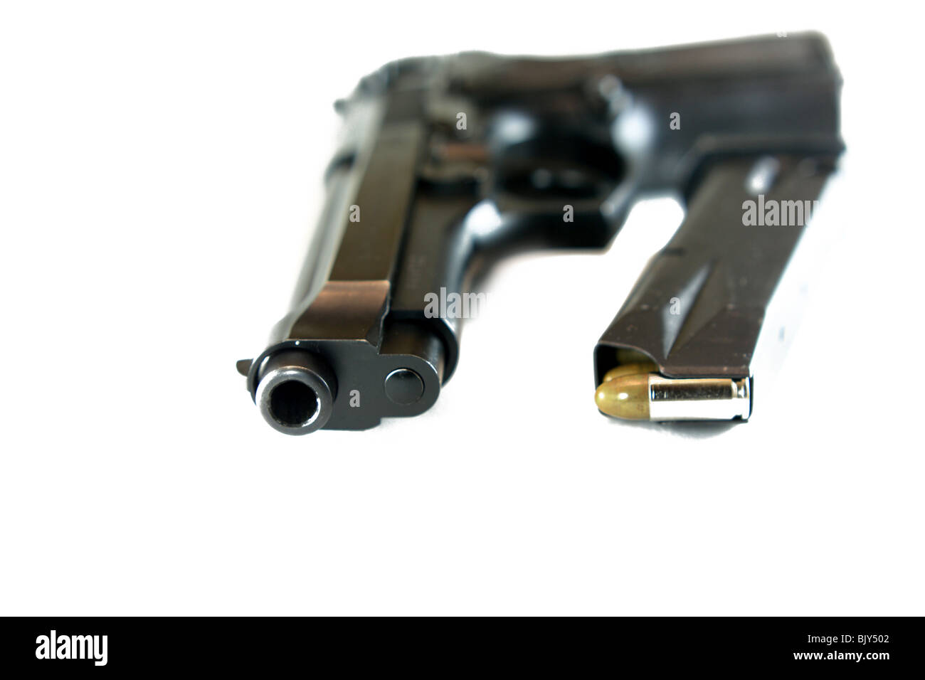 Pistolet semi-automatique avec un chargeur plein Banque D'Images