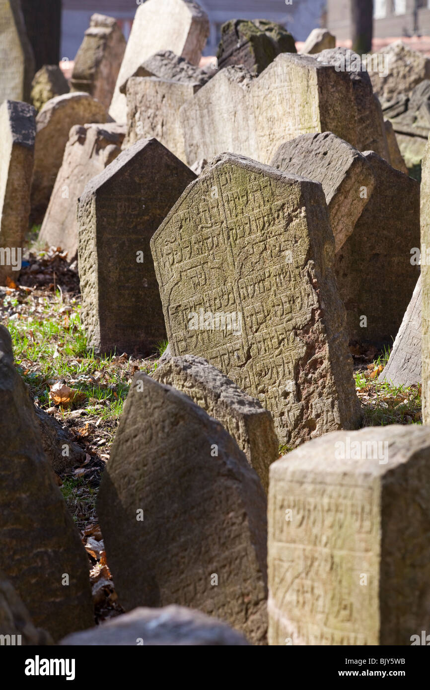 Détail de pierres tombales, vieux Cimetière Juif, Josefov,, Prague, République Tchèque Banque D'Images