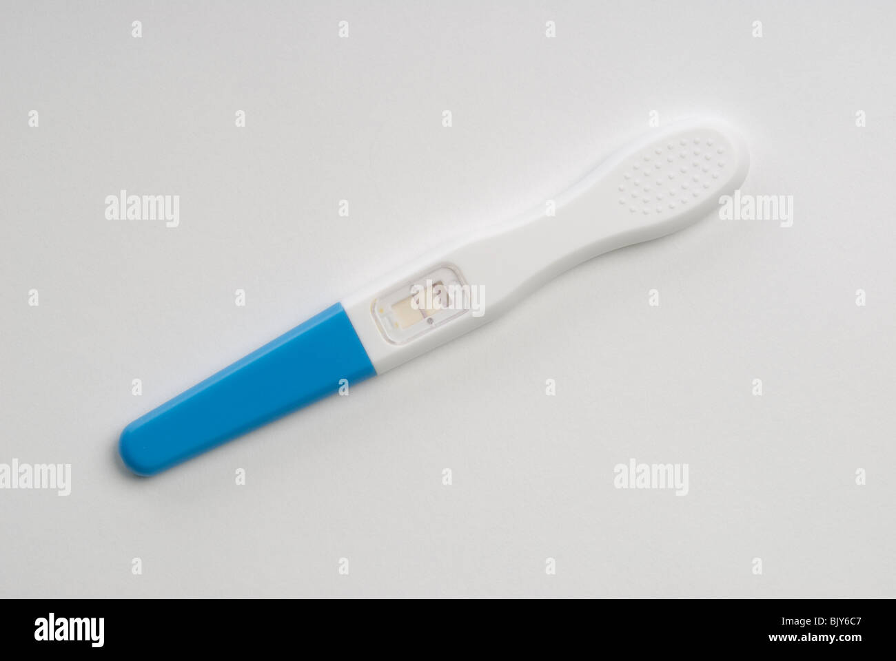 Test de grossesse présentant un résultat positif Banque D'Images